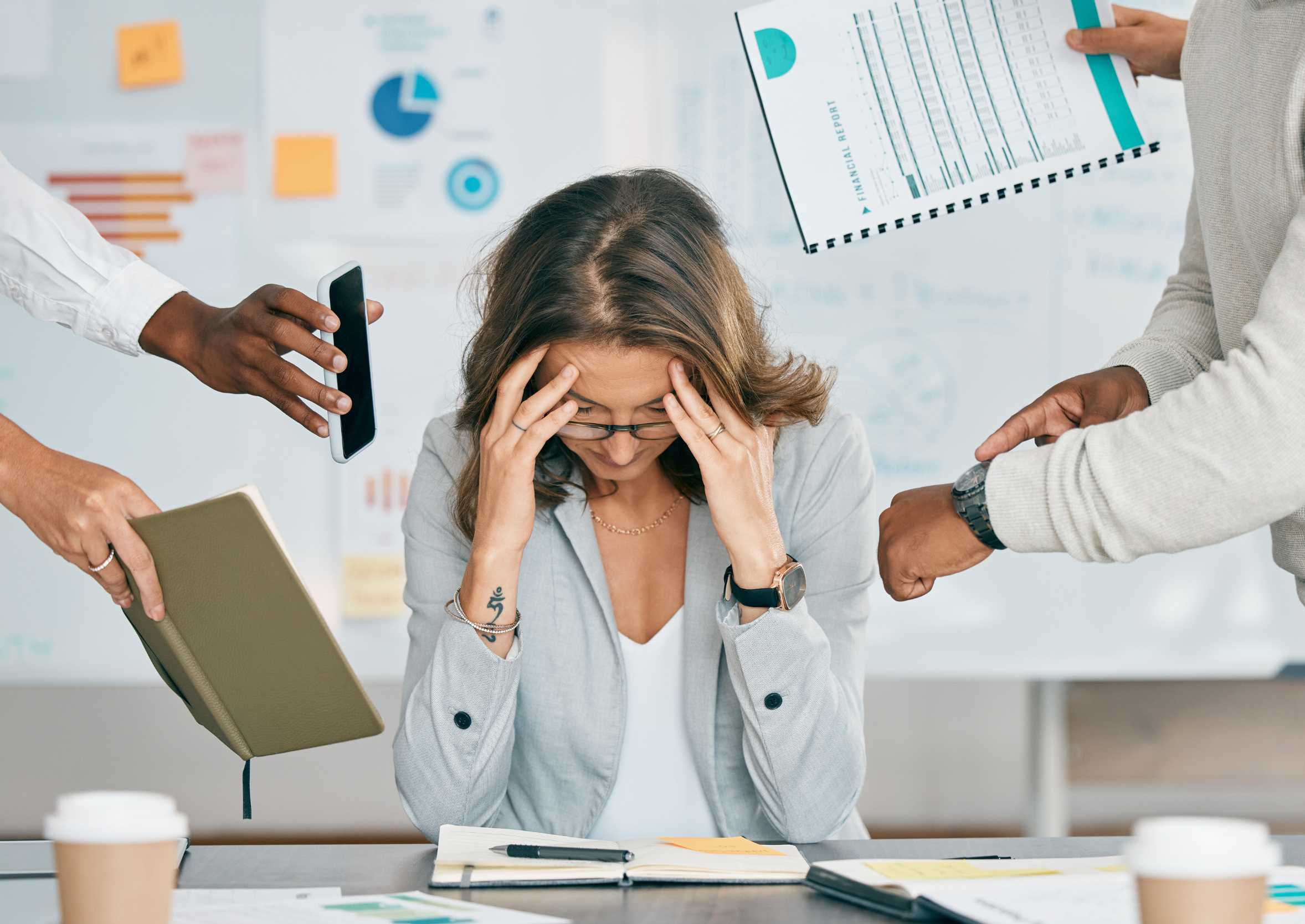 Vermoeide vrouw helemaal leeg– illustratie van de impact van stress op lichaam en gezondheid